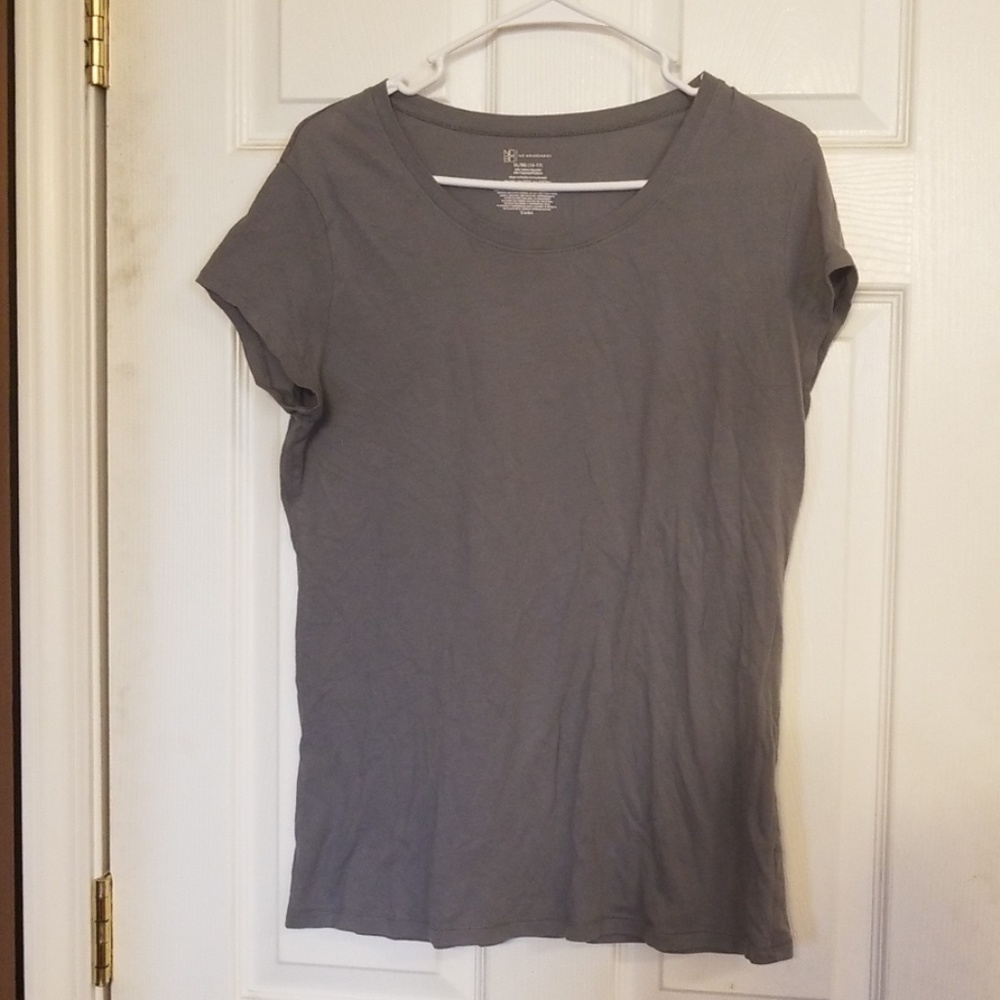 I am selling a gray t shirt the size is XL /XG
